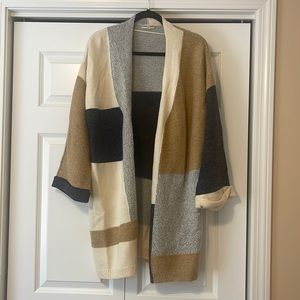 Long heavy sweater. Colors: blue, off white, beige and gray.